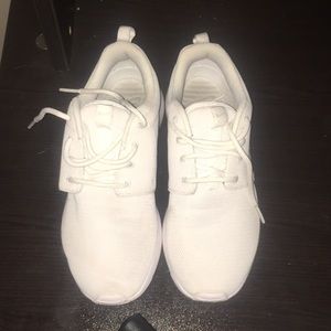 White nike roshe